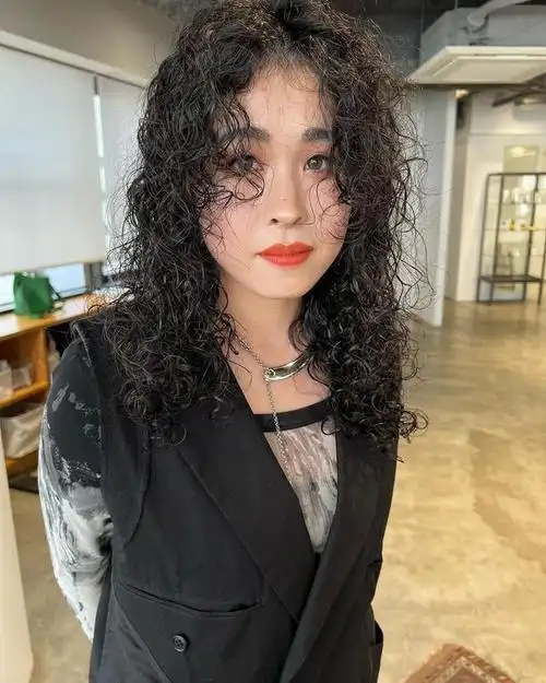 最后,使用适量的发胶或发蜡定型,以保持发型的持久性和动感.