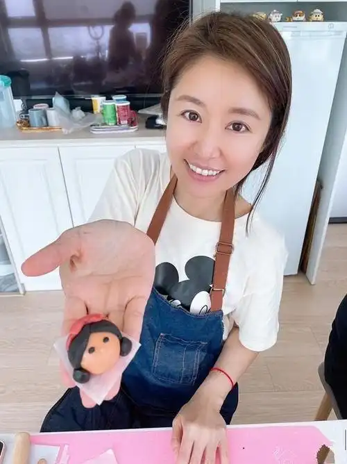 48岁林心如太少女心!穿衣减龄晒生活,却被胳膊上"花纹"抢镜