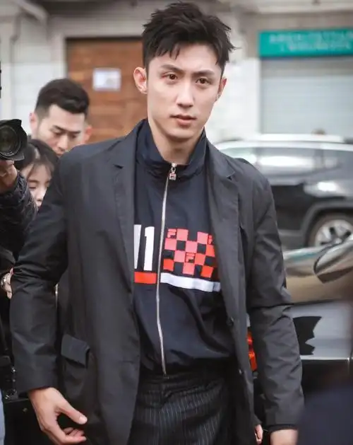 187cm黄景瑜现身秀场,大玩运动衫叠穿西装,这身材男星里少见!