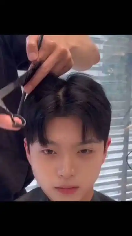 可爱又帅气的男士常用中分发型教程……|发型|剪发_新浪新闻