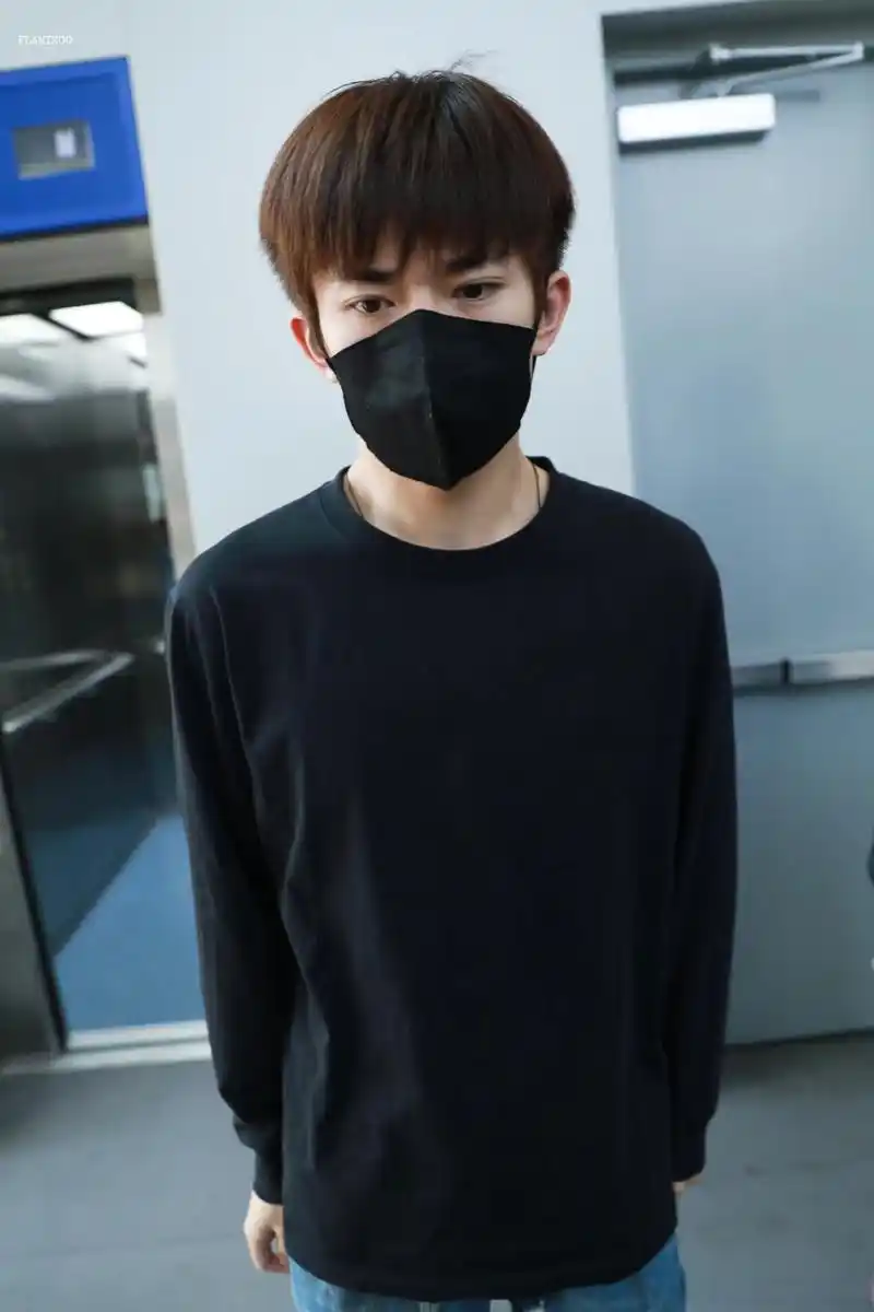 易烊千玺顺毛卫衣机场图#好久不见啊千玺,今日份机场路透图有!