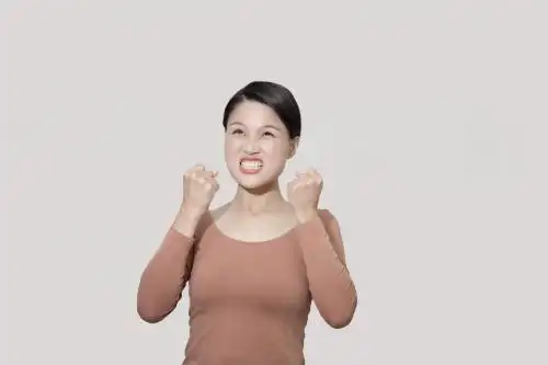 室内白背景抓狂的长头发东方女人