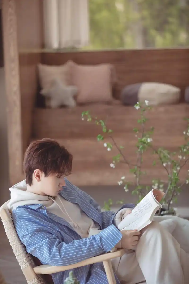 汪苏泷穿卫衣搭条纹衬衫干净清爽 弹琴展现音乐人本色