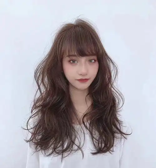 显白发色——9696法式烫发今年真的超火,不过自然随意的卷发在