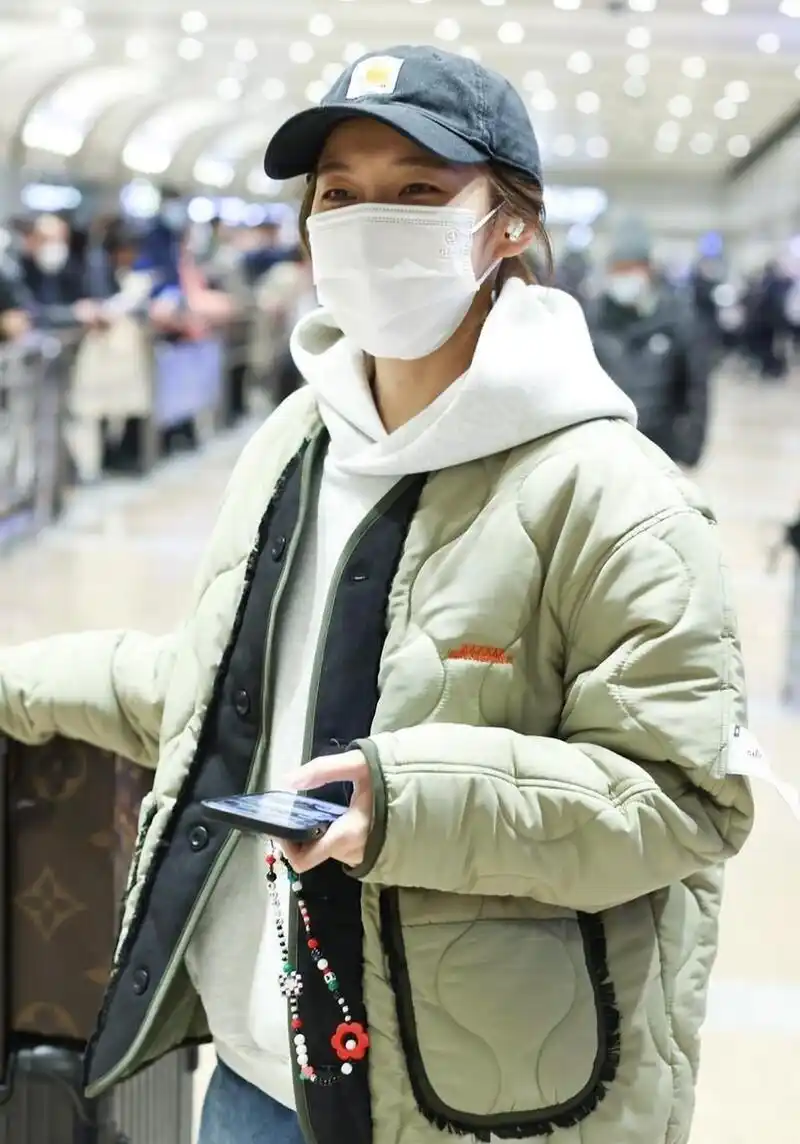 张佳宁机场街拍,绿色棉服 阔腿牛仔裤 棒球帽休闲低调.