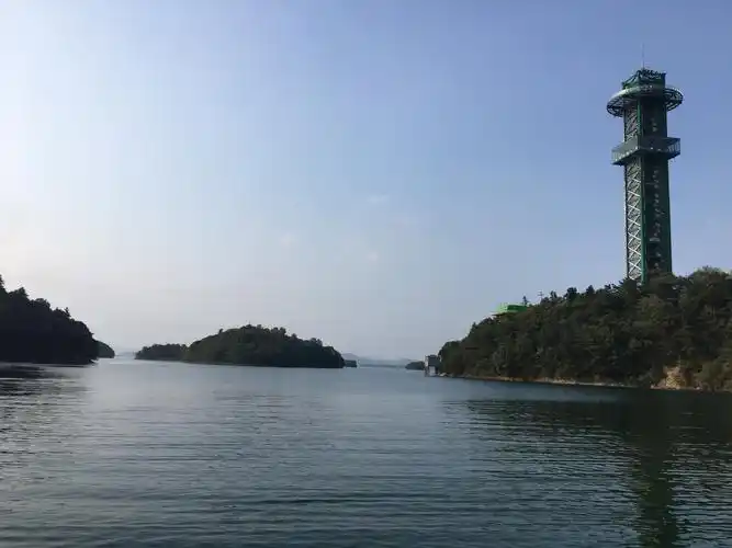 仰望着西海之星99米玻璃塔,这样没多高么,塔下的我各种得瑟,塔上的我