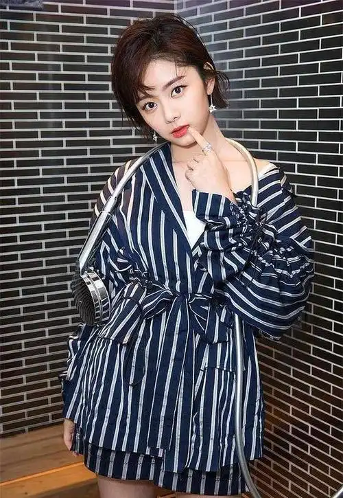 谭松韵别样大片来袭,俏皮可爱,又帅又美