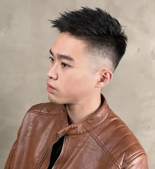 男生两边剃光发型很帅气