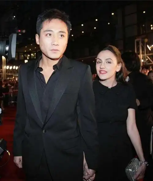 演员刘烨法国老婆现身.