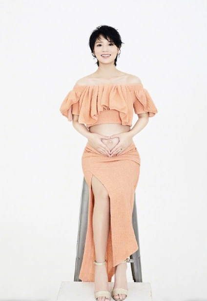 黄英二胎孕照曝光灿烂笑容依旧甜美可人