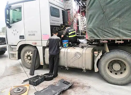 维修师傅正在检修货车.蒙阳摄