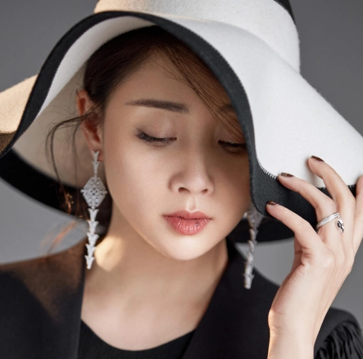 殷桃美照曝光,姿态从容令网友直呼:真的好有女人味儿!