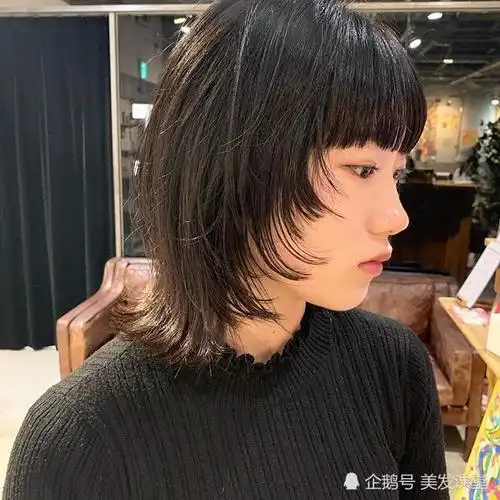 高层次发型又开始流行,中年女性剪了减龄有气质,脸型也变小了_腾讯