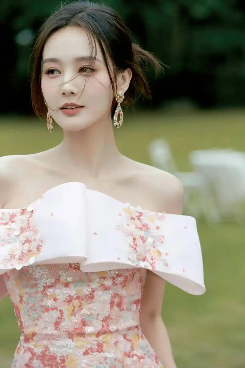 山东女星李一桐写真:秀美俏丽,五官精致