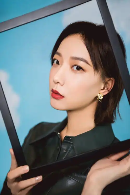 王珞丹亮相上海 分享穿搭心得