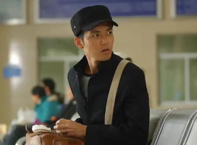 在电影《惊天大逆转》中,钟汉良分饰郭志达,郭志华这一对兄弟角色.