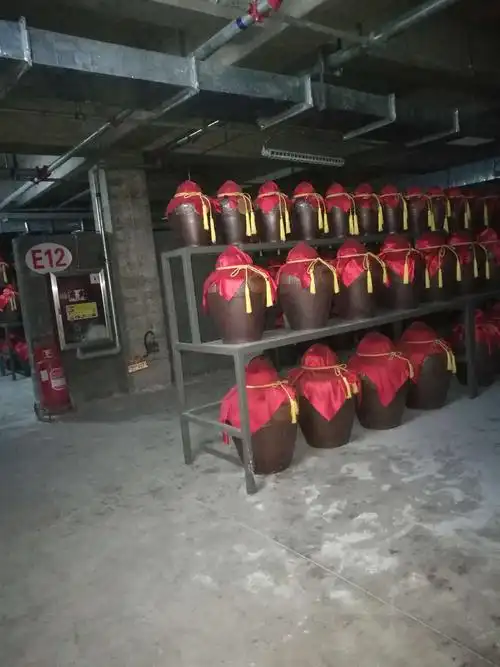 齐鲁酒地,景芝景阳春的酒的地下储存酒窖,酒香醉人,有许多私人订制的