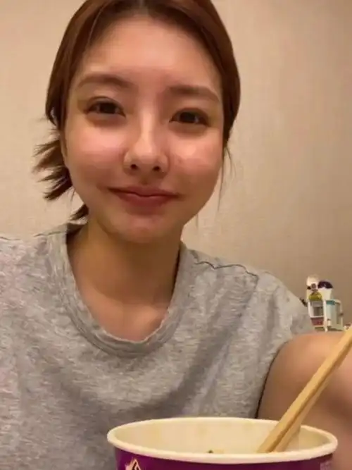 最近看到豆得儿的素颜照,有些震惊了,脸上痘痘痘疤不说,整个脸感觉也