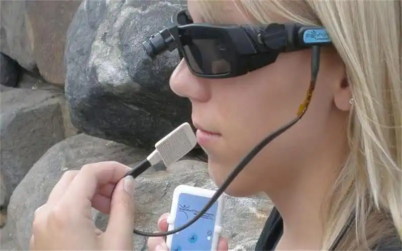 不可思议的盲人眼镜,戴上它,依靠舌头就能"看清"世界1