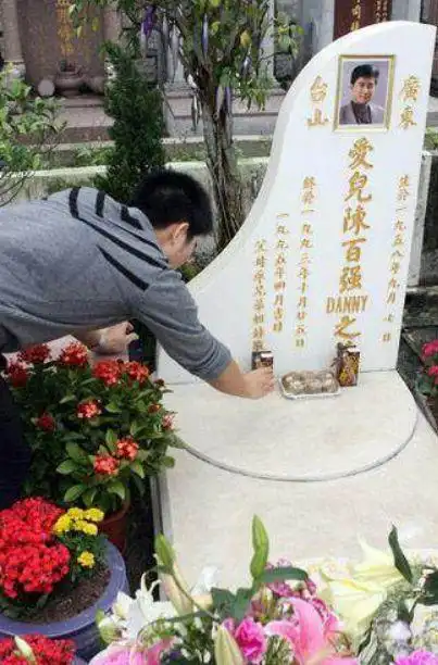 陈百强墓地在黄家驹墓旁知己梅艳芳扶灵粉丝抹泪送别