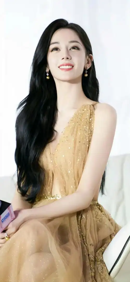 迪丽热巴的一组绝美写真美照,肤白貌美大长腿,这西域颜值太绝了  女神