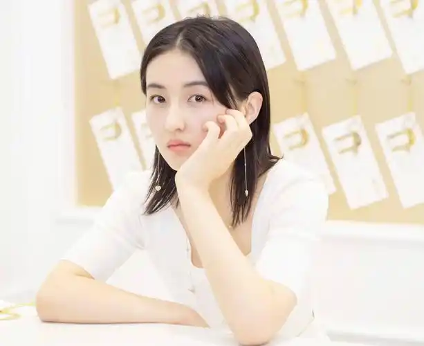 张子枫艺考照片曝光,素颜现身学生气十足,为成吴磊师妹做准备?