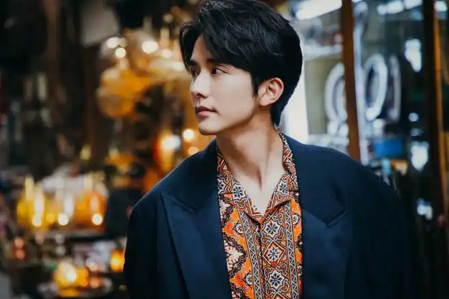 张新成超话94#本哥的日记本#ep91《开罗city walk》    从沙漠一