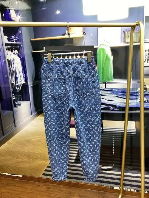 点此购买lv男女款涂鸦满印老花直筒牛仔裤莲157098