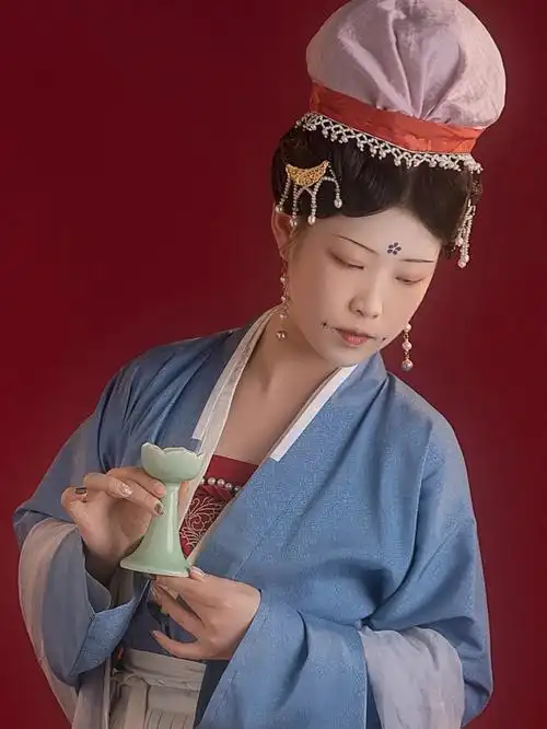 妄摄影@君莫笑配饰:粉黛姑娘衣服:洛云衣阁#宋制仕女  #宋制汉服发型