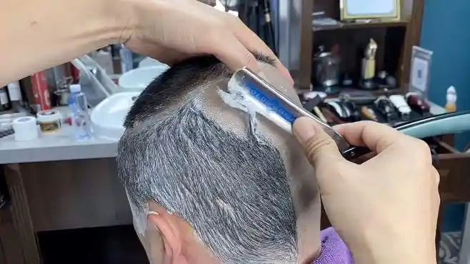 老式剃刀剃光头是一种什么样的体验,听那剃刀的声音就知道很舒服-时尚