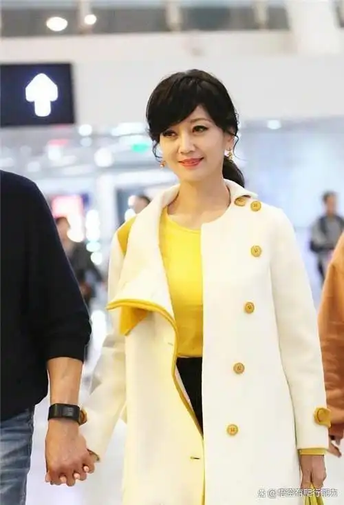 65岁赵雅芝和老公牵手秀恩爱不输年轻人,被赞机场最靓"老年cp"