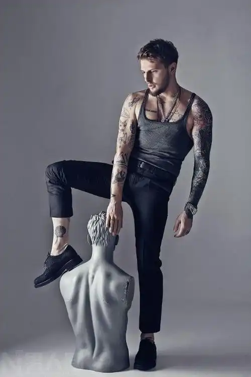 肌肉男:花臂男神图片-小虾米