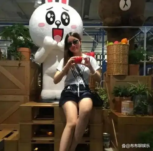 在他们家中,孟星亚的存在给了孟非和李雪更多的快乐和骄傲.