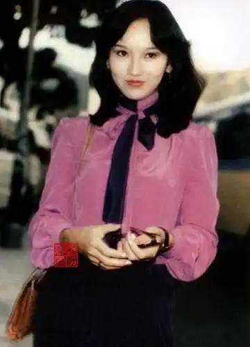 赵雅芝年轻旧照真美,病号服恬静,棒球服青春有活力