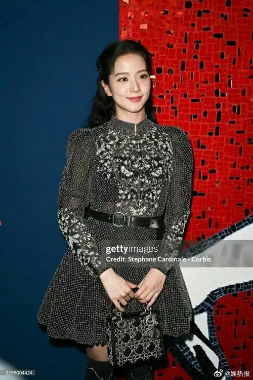 金智秀巴黎大秀造型,外媒g社生图释出,这个颜值扛住镜头了吗?