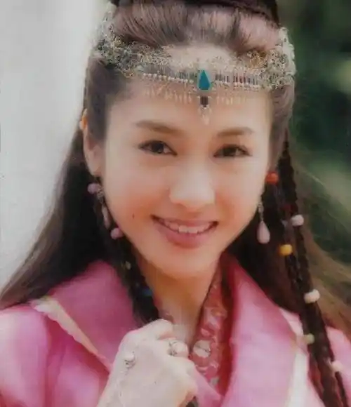 黎姿晒时尚照,皮肤紧致四肢纤细,嫁富商后生活太高级