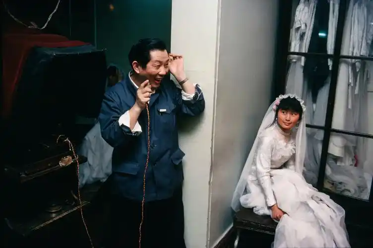 老照片:七八十年代就这样在照相馆里拍婚纱照