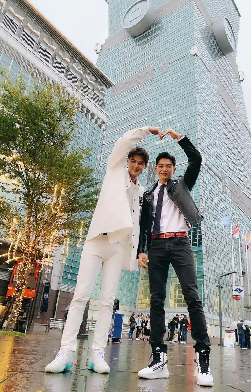 辰亦儒和郭品超都是实打实的潮男,不管是身高还是身材,都是妥妥的衣服