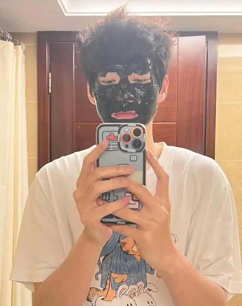 小金毛的一些对镜自拍对镜拍魏大勋dou上热门