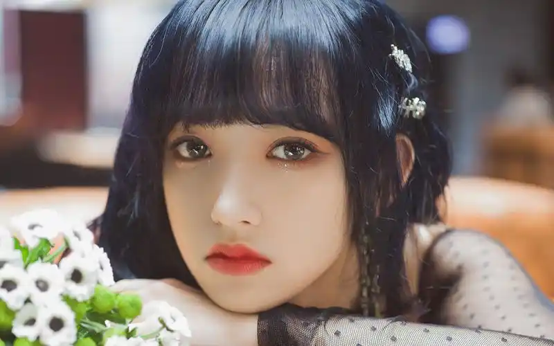 程潇露肩裙复古高清桌面壁纸