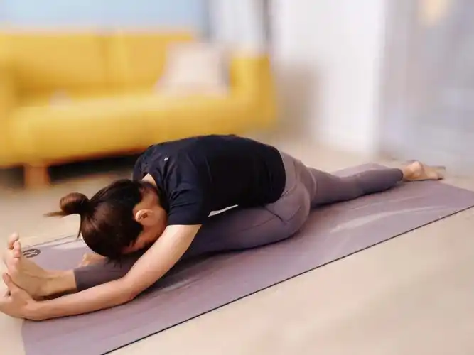 瑜伽为一字马努力练习