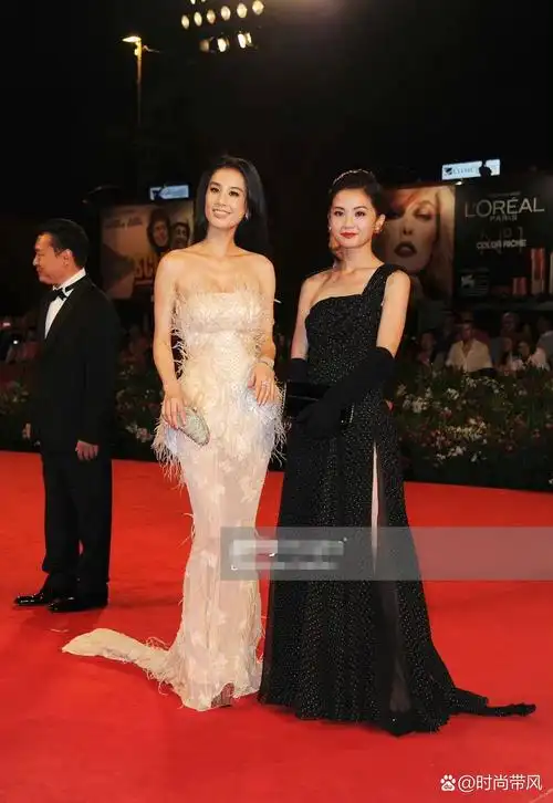 黄圣依身着裸色的抹胸裙,鹅蛋脸精致耐看,整体给人气质高雅印象,体现