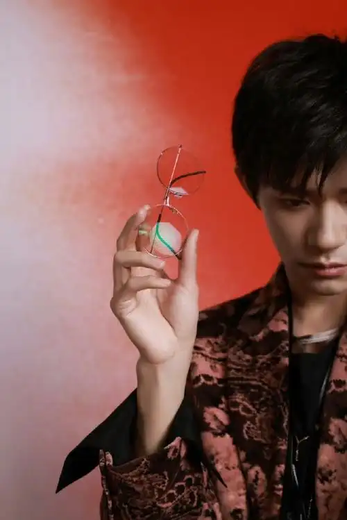 #易烊千玺粉色渐变眼镜#