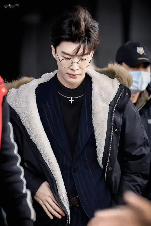 从书里走出来的杨澄公子!范丞丞《曾少年》金丝眼镜造型路透出炉