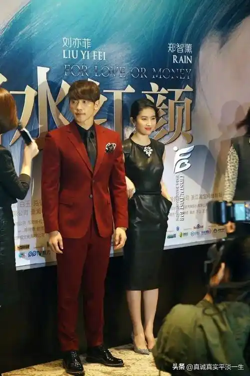 考古,刘亦菲参加《露水红颜》发布会造型,穿皮裙更显时尚妩媚_显得