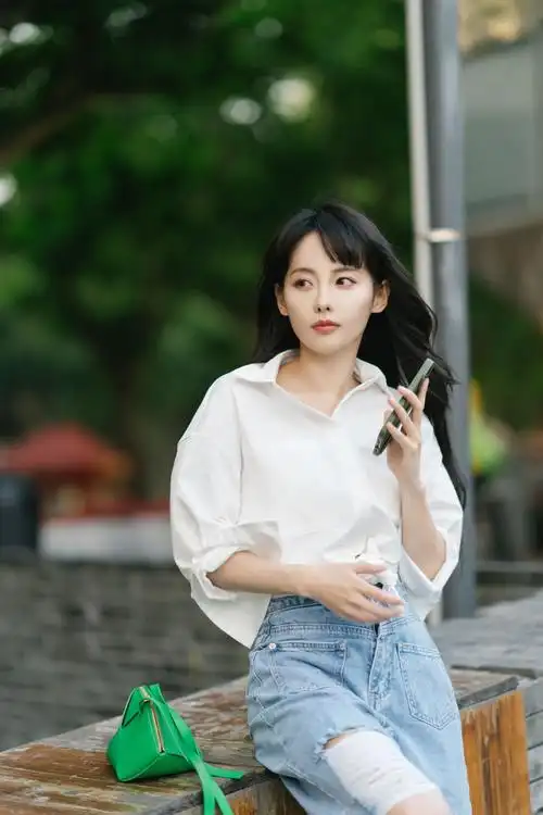 张嘉倪也太美了吧?过生日穿吊带裙大秀事业线,35岁嫩成20岁