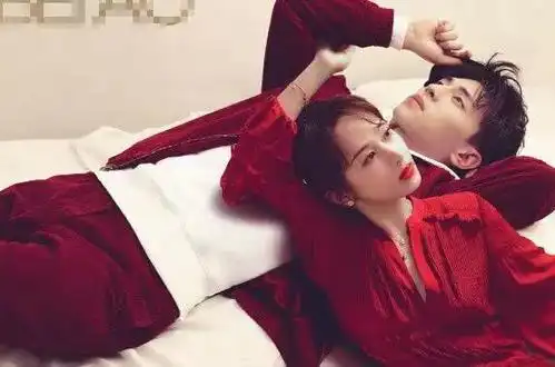 这不,最近就有cp粉们开始传出了一张照片,照片上两人都是红色的情侣装