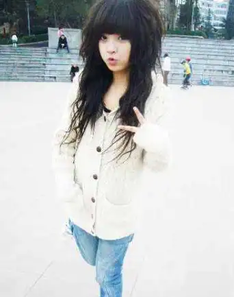 曾经,杀马特女生骑着摩托,迎着风,一路高歌,如今,她们嫁了吗