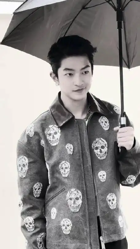 屈楚萧这个耳钉还有戒指真的是完美的凸显了个人气质