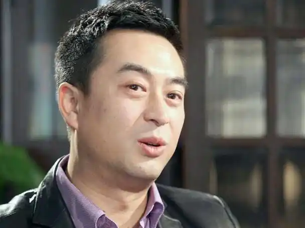 张嘉译是中国著名男演员,以其精湛的演技和多才多艺的表演风格而广受